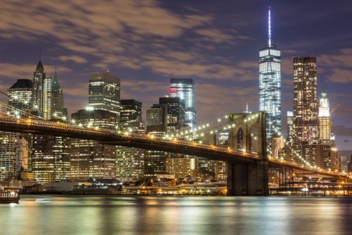 Fototapeta Brooklyn Bridge i wieżowce downtown w Nowym Jorku na zmierzchu