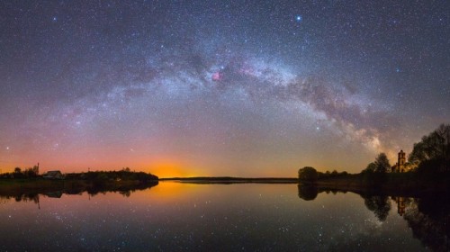 Fototapeta Jasny Droga Mleczna nad jeziorem w nocy (zdjęcie panoramiczne)