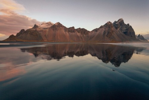 Fototapeta Vesturhorn mountain spettacolare monte islandese affacciato su una spiaggia di sabbia nera con riflesso islanda europa
