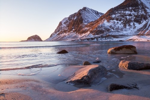 Fototapeta Zachód słońca na plaży Haukland na Lofotach w zimie