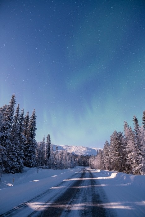 Fototapeta Droga prowadząca w kierunku pokrytej śniegiem góry pallas w zimową noc w parku narodowym pallas-yllästunturi w muonio finland