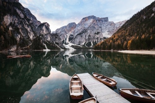 Fototapeta Łodzie na lago di braies górskie jezioro.