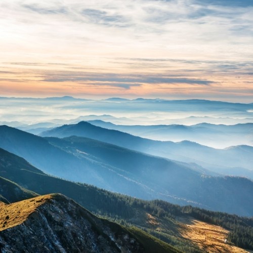 Fototapeta Niebieskie góry i wzgórza nad zachodem słońca