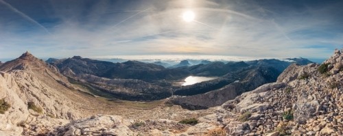 Fototapeta Panoramiczny krajobraz gór i morze chmur w Serra de tramuntana, Puig głównych najwyższych górskich w wyspy Majorka, Hiszpania