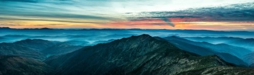 Fototapeta Panorama z niebieskimi górami i wzgórza o zachodzie słońca