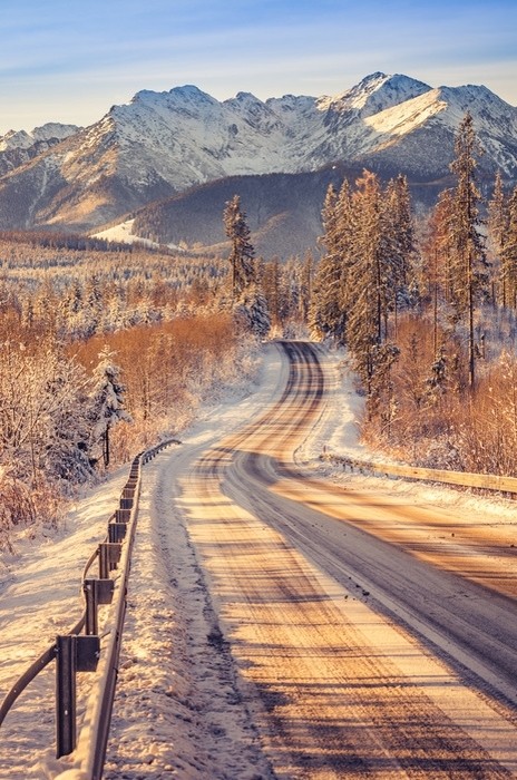 Fototapeta Zimowy krajobraz drogi, zaśnieżone tatry, polska