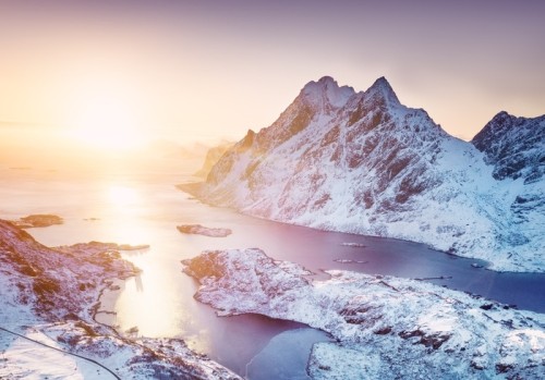 Fototapeta Widok z lotu ptaka na Lofotach, Norwegia. góry i morze podczas zachodu słońca. naturalny krajobraz z powietrza przy dronie. Norwegia w czasie zimy