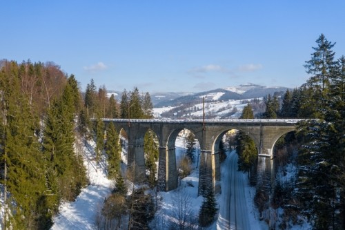 Fototapeta Zimowe krajobrazy w górach beskidu śląskiego. wiadukt kolejowy w wisla glebce. widok z lotu ptaka z góry. zdjęcie krajobrazowe zrobione z drona. polska, europa.