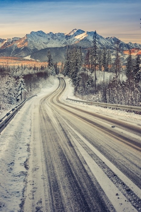 Fototapeta Zimowy krajobraz drogi, zaśnieżone tatry, polska