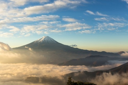 Fototapeta Góra fuji i mgła nad jeziorem kawaguchiko w piękny wschód słońca, yamanashi, japonia, góra fuji lub fujisan na wyspie Honsiu, to najwyższa góra w Japonii.