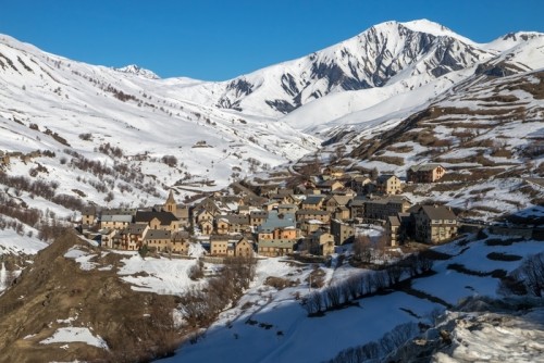 Fototapeta Wioska du chazelet dans les haute-alpes en hiver, france