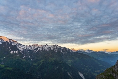 Fototapeta Sceniczny widok piękne szwajcarskie alps góry. dramatyczna scena wcześnie rano w wysokich górach z pierwszego światła. błękitny godzina wschód słońca z różowymi i błękitnymi brzmieniami, Switzerland.