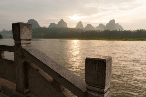 Fototapeta Wschód słońca nad góry krasowe i rzeki li w Chinach yangshuo