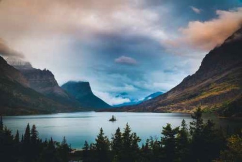 Fototapeta Dzikie Goose Island pod kolorowych chmur. Glacier National Park, Montana