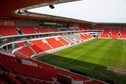 Fototapeta Zobacz na pustym nożnej (piłka nożna) stadionu z czerwonymi fotele