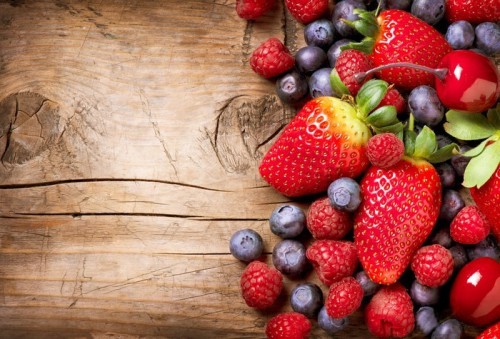 Fototapeta Jagody na drewnianym tle. Organic Berry na drewno