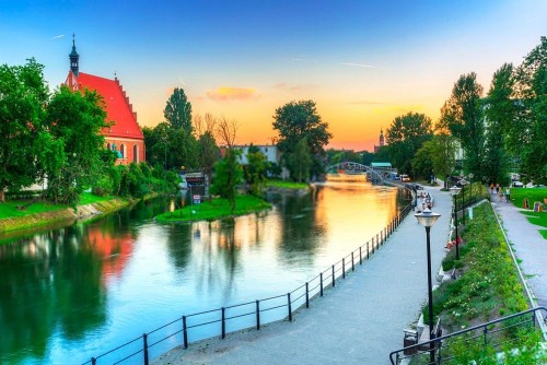 Fototapeta Architektura miasta Bydgoszcz z odbiciem w rzece Brda o zachodzie słońca