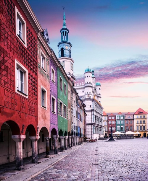 Fototapeta Pod ścianami domów na Rynkowym placu