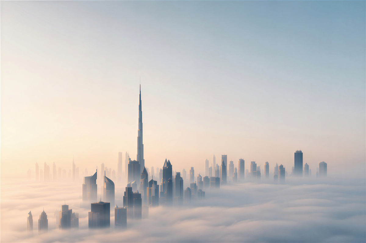 Fototapeta panorama Dubaju we mgle o wschodzie słońca nowoczesne miasto