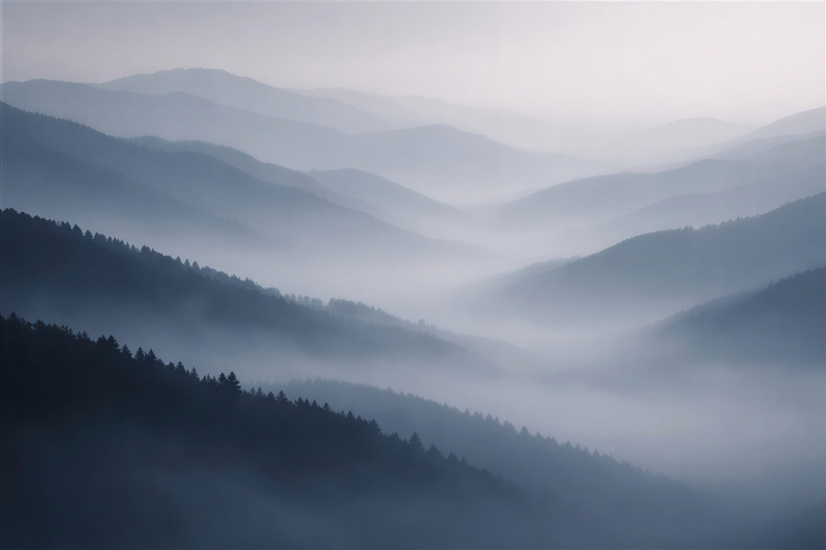 Fototapeta mgliste warstwy gór o świcie