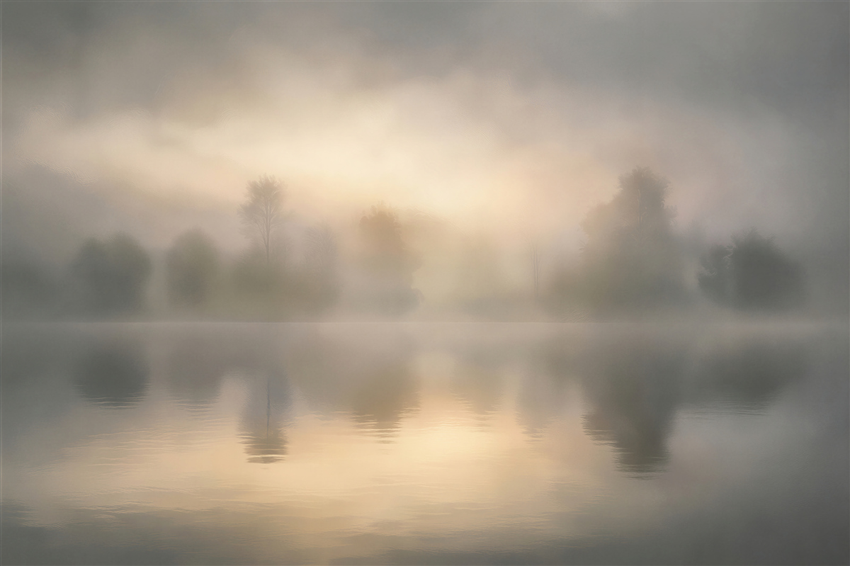 Fototapeta mglisty świt nad spokojnym jeziorem